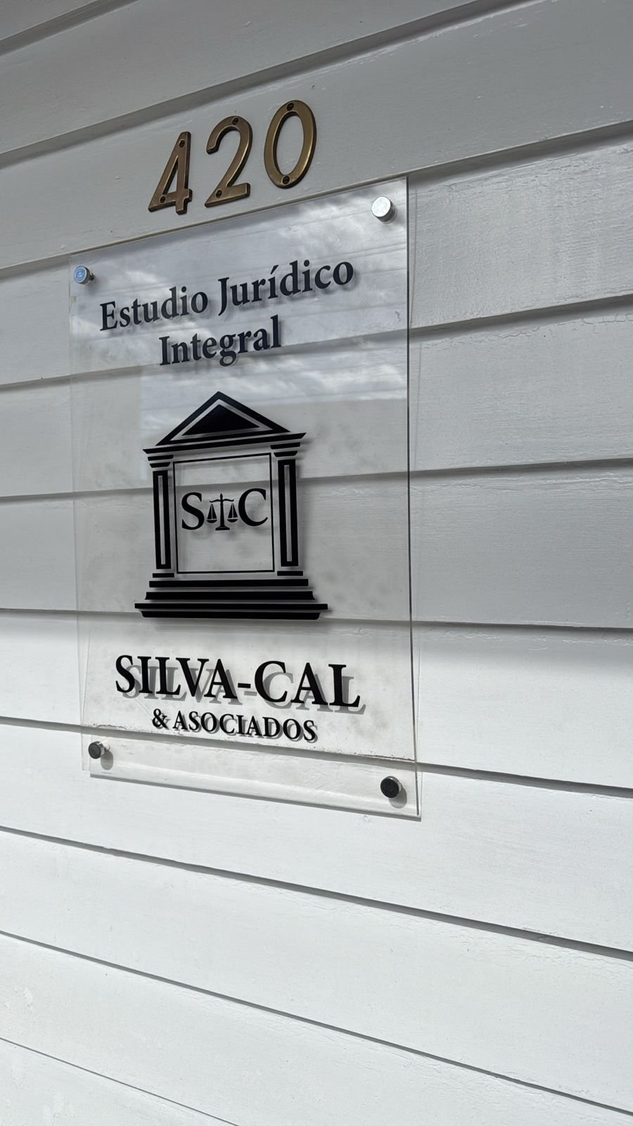 Fachada de la sede del estudio Silva-Cal & Asociados